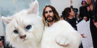 Doja Cat și Jared Leto s-au îmbrăcat ca pisica lui Karl Lagerfeld pentru Gala Met