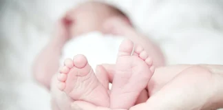 Primul copil cu ADN de la trei persoane nascute in Marea Britanie
